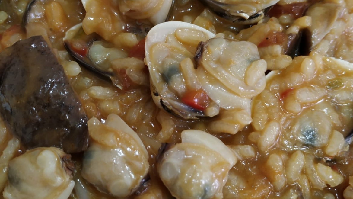 Meloso con almejas y setas de Checa