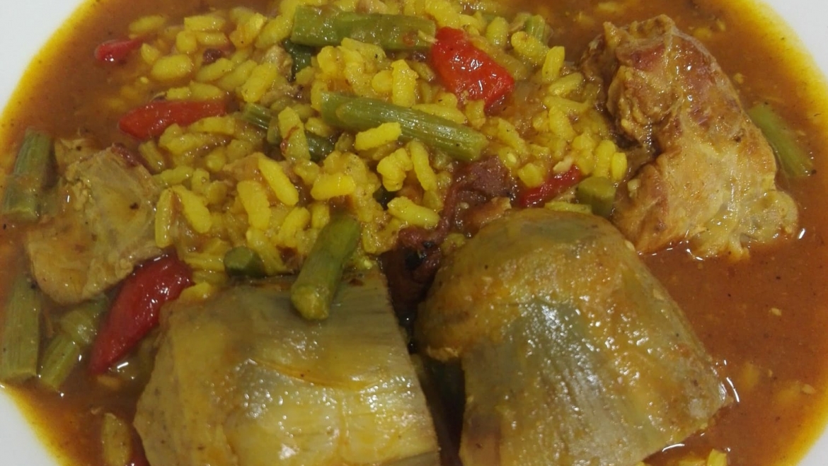 Arroz con conejo y alcachofas