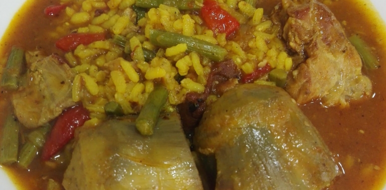 Arroz con conejo y alcachofas